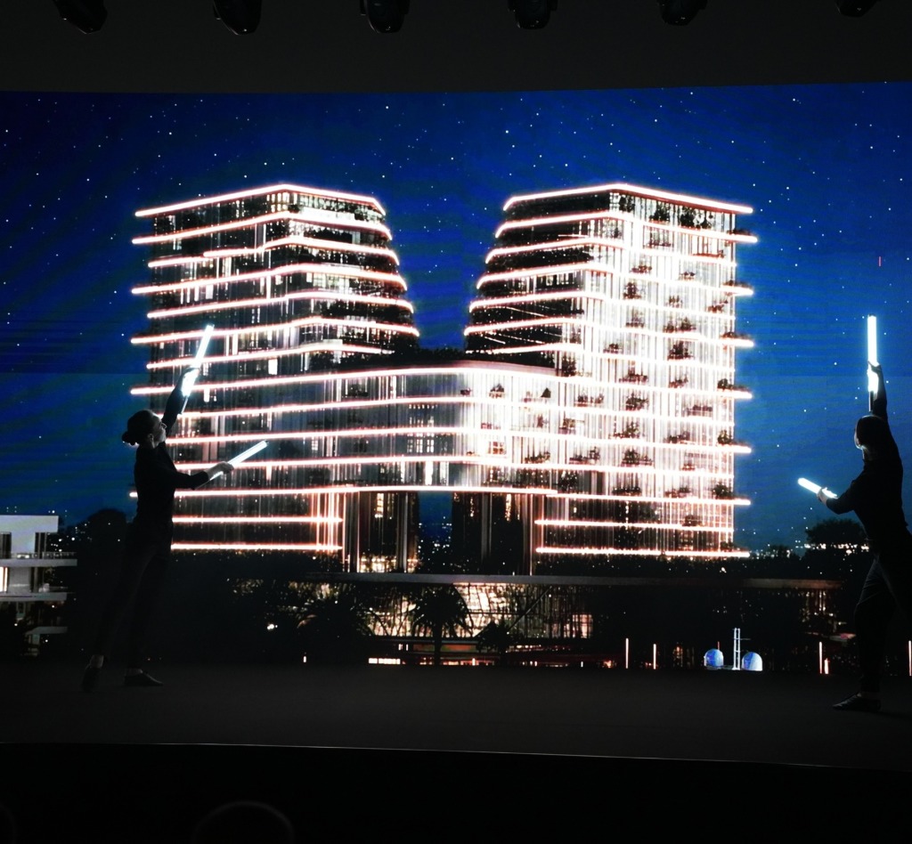 Hosts presenting Royal Yacht Club Residence and the Dubai Islands location