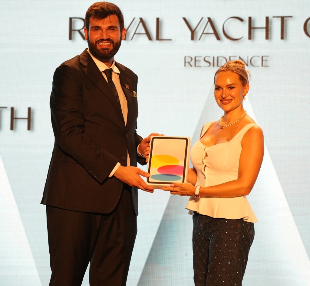 Instagram story competition winner receiving an iPad at the Royal Yacht Club Residence launch